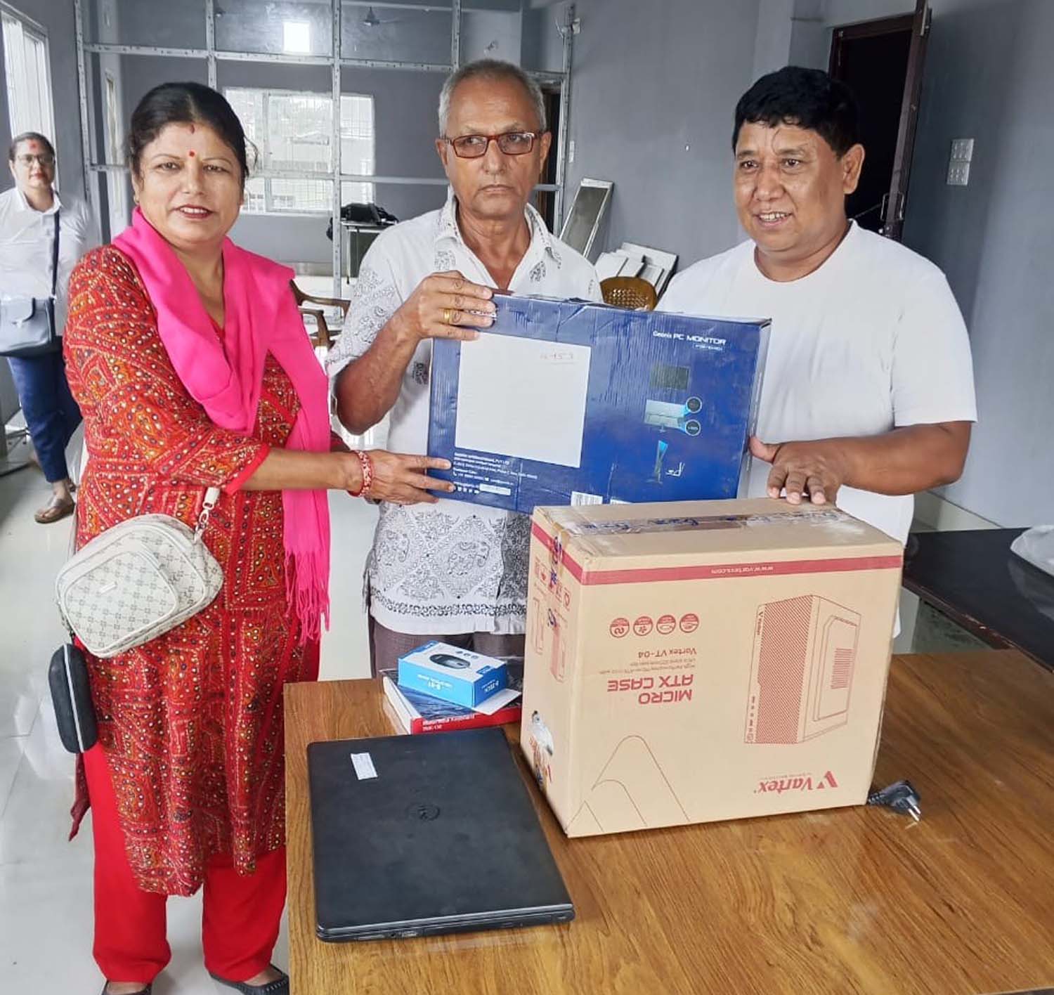 समाजसेवी गोयलद्वारा वडा कार्यालयलाई कम्प्युटर प्रदान