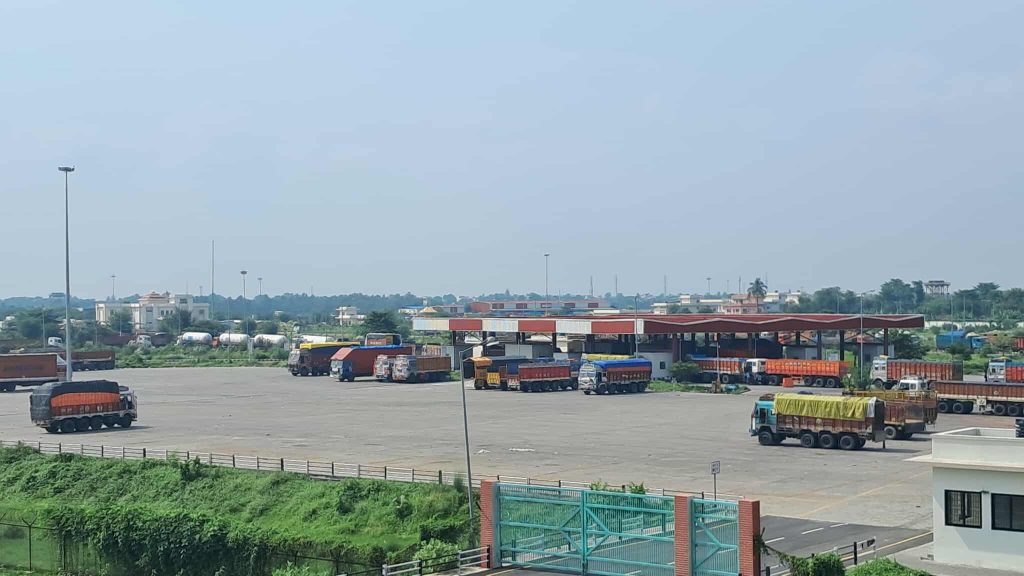 विराटनगर भन्सारमा  ९ सय बढी मालवाहक रोकिए, अत्यावश्यक वस्तुको जाँचपास सुरु