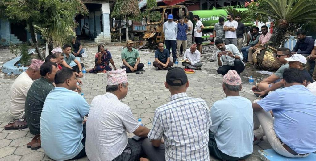 कार्यालय ध्वस्त भएपछि भुइँमै बस्यो इटहरी उपमहानगरको बैठक