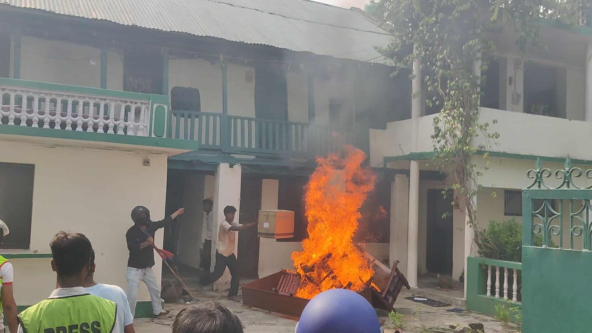 ‘जेन जी’ आन्दोलन : मोरङमा कोइराला निवाससहित १५ निजी घरमा तोडफोड र आगजनी