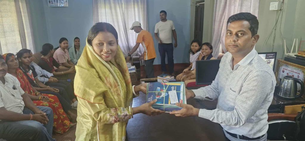 छोरीलाई वडाले स्नातक देखि पढाउँदै