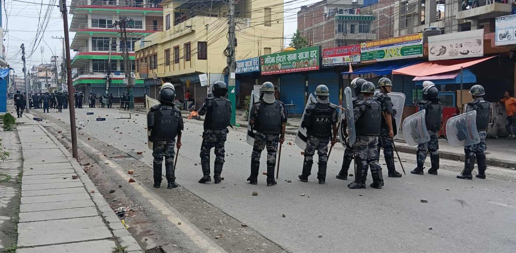 विराटनगमा कर्फ्यू तोडेर प्रदर्शन : प्रदेशसभा अगाडि पटक–पटक झडप