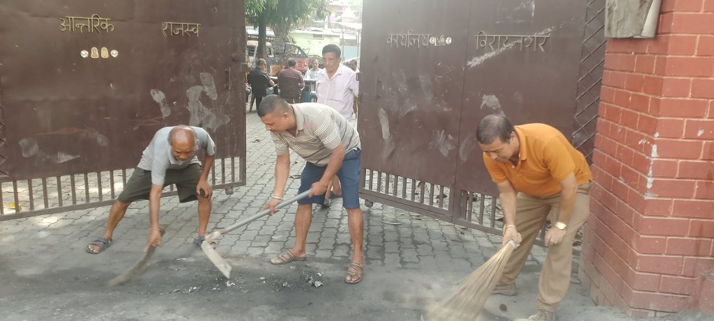 कार्यालयहरुमा डढेका फोहोर पन्छाउँदै कर्मचारी