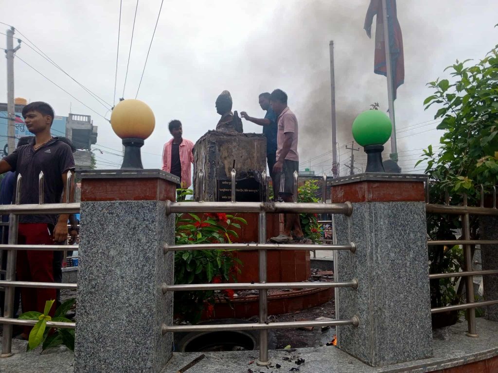 विराटनगरमा पुष्पलालको सालिक तोडफोड