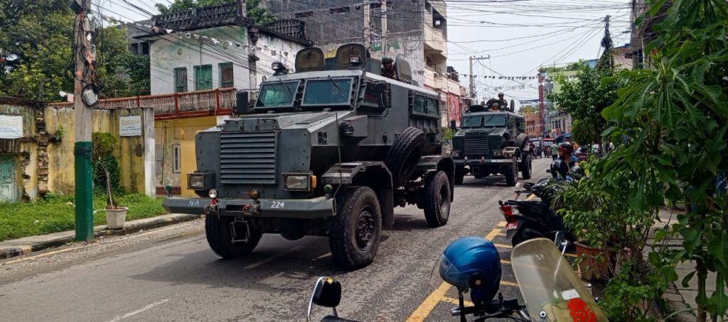 विराटनगरमा कर्फ्यू आदेश जारी गर्दै नेपाली सेनाको गस्ती