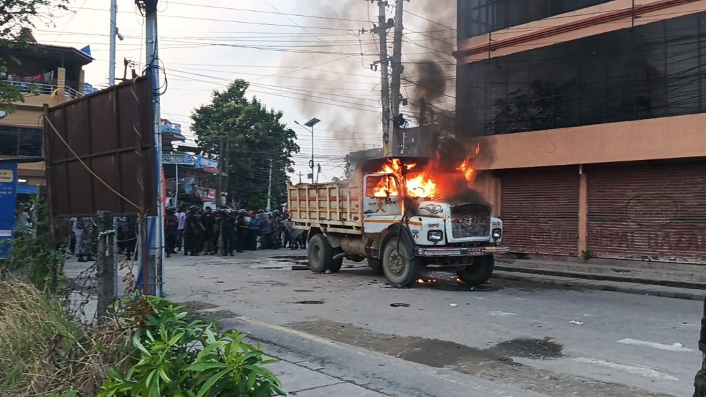 विराटनगरको तीनपैनीमा दुर्घटना : स्कुटर चालकको मृत्यु, टिपरमा आगजनी