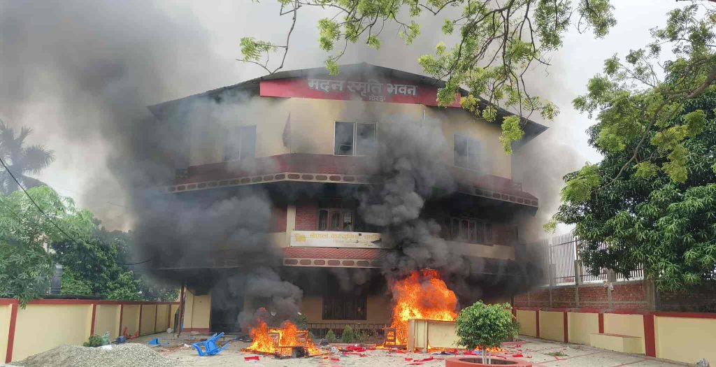 विराटनगरमा आगजनी र तोडफोडपछि लुटपाट