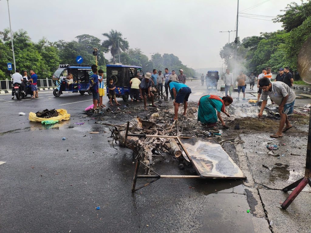 आज पूर्वको सामान्य बन्दै अवस्था : युवाहरु सरसफाइ अभियानमा