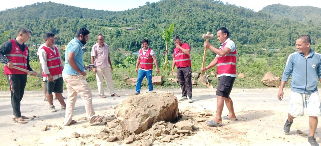 पहिरोले अवरुद्ध बनाएको मदन भण्डारी राजमार्ग वाइसिएलको सक्रियतामा सुचारु