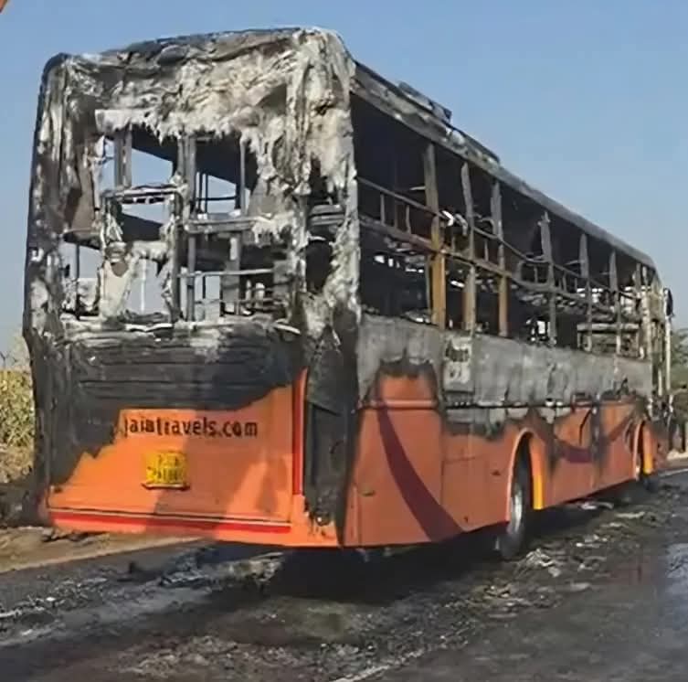 भारतमा बसमा आगलागी हुदा २० जना यात्रुकाे मृत्युु