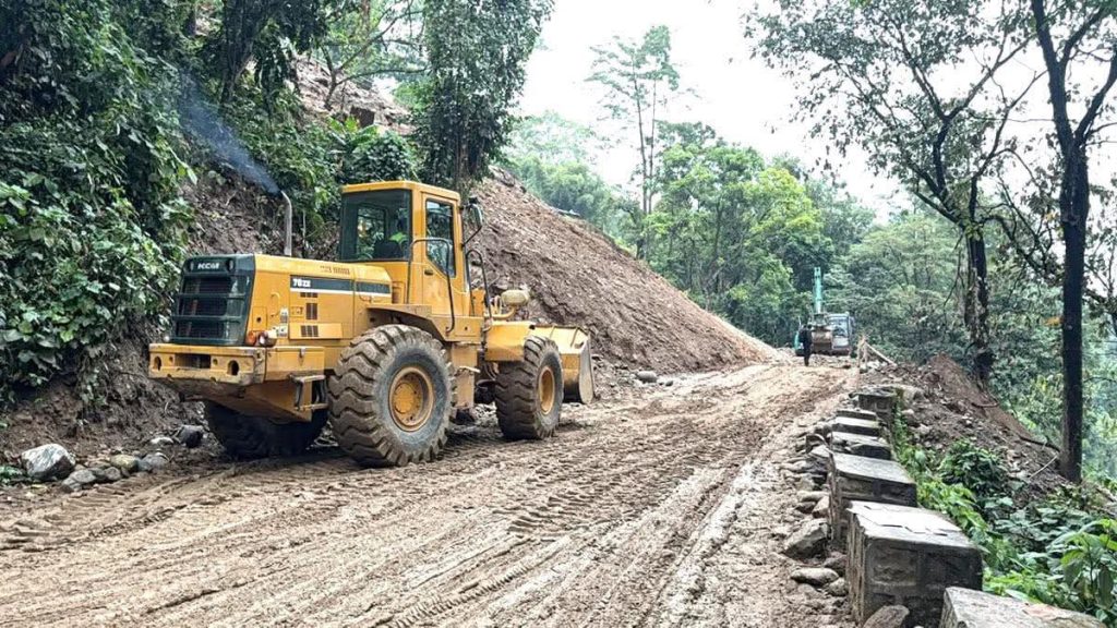 लगातारको वर्षापछि मेची राजमार्ग र तमोर करिडोरसहित कोशीका चार सडक अवरुद्ध
