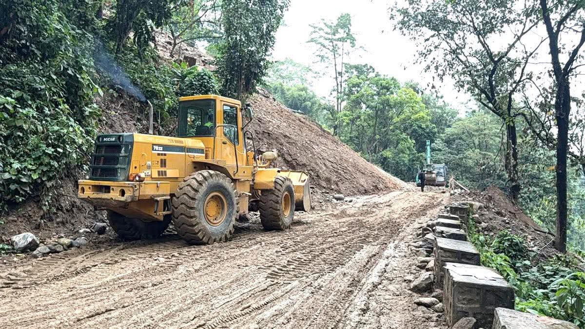 लगातारको वर्षापछि मेची राजमार्ग र तमोर करिडोरसहित कोशीका चार सडक अवरुद्ध