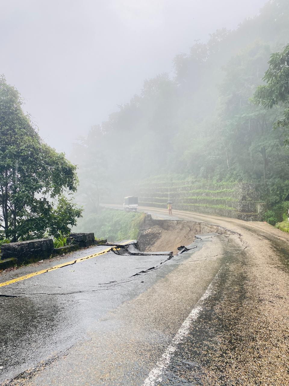 कोशी लोकमार्गमा अविरल वर्षाका कारण सडक भासियाे