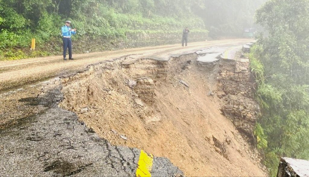 धनकुटामा अविरल वर्षापछि कोशी लोकमार्गको १० मिटर सडक भासियो