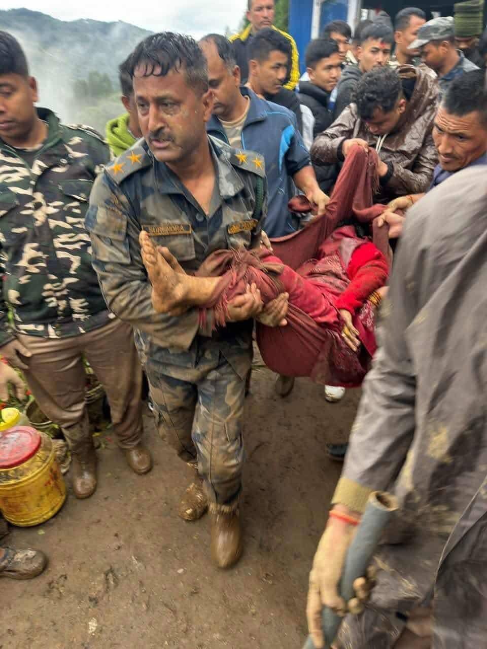 इलामका पहिरोमा परेर १७ जनाको मृत्यु, हेलिकप्टरबाट उद्धार सुरु