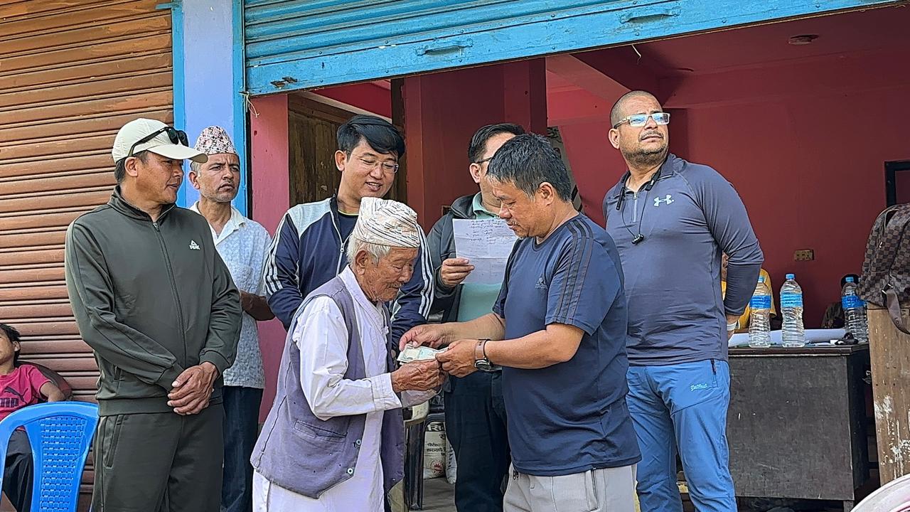 मलेसियामा रहेका प्रवासी नेपालीद्वारा इलाममा राहत सहयोग