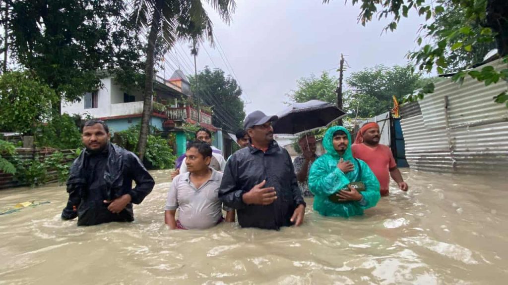 विराटनगरको डुबान क्षेत्रमा उद्धारको लागि माओवादी कार्यकर्ता परिचालित