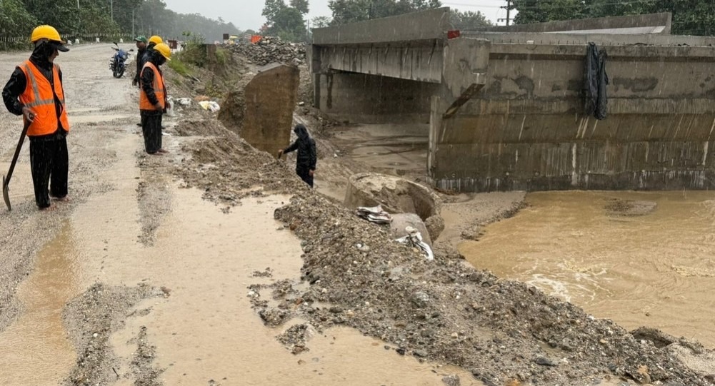 बाढीले एसियन हाइबे अन्तर्गत झापाको भालुखोला डाइभर्सनमा क्षति