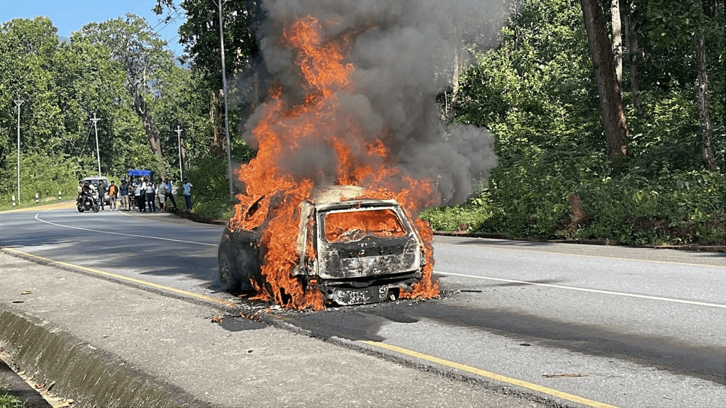 उदयपुरमा गुडिरहेको कारमा आगो लाग्दा एक घाइते