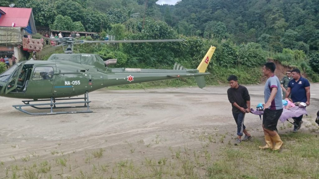 सडक अबरुद्ध भएपछि चार गर्भवतीको हेलिकप्टरबाट उद्धार