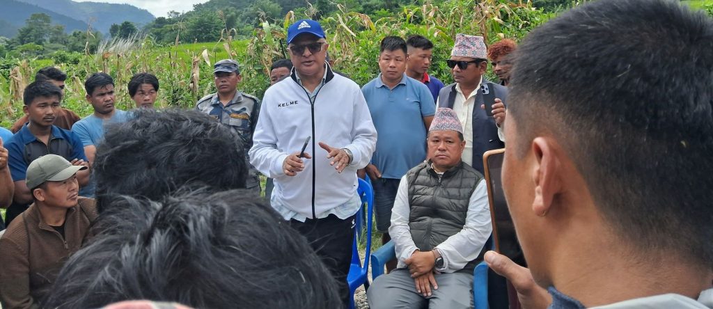 सेनाको हेलिकप्टरमा १० बोरा चामल बोकेर इलाम पुगे मुख्यमन्त्री कार्की