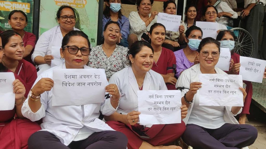 कोशी अस्पतालका नर्सहरूको आन्दोलन बिहीबार पनि जारी, यी हुन् १५ बुँदे माग
