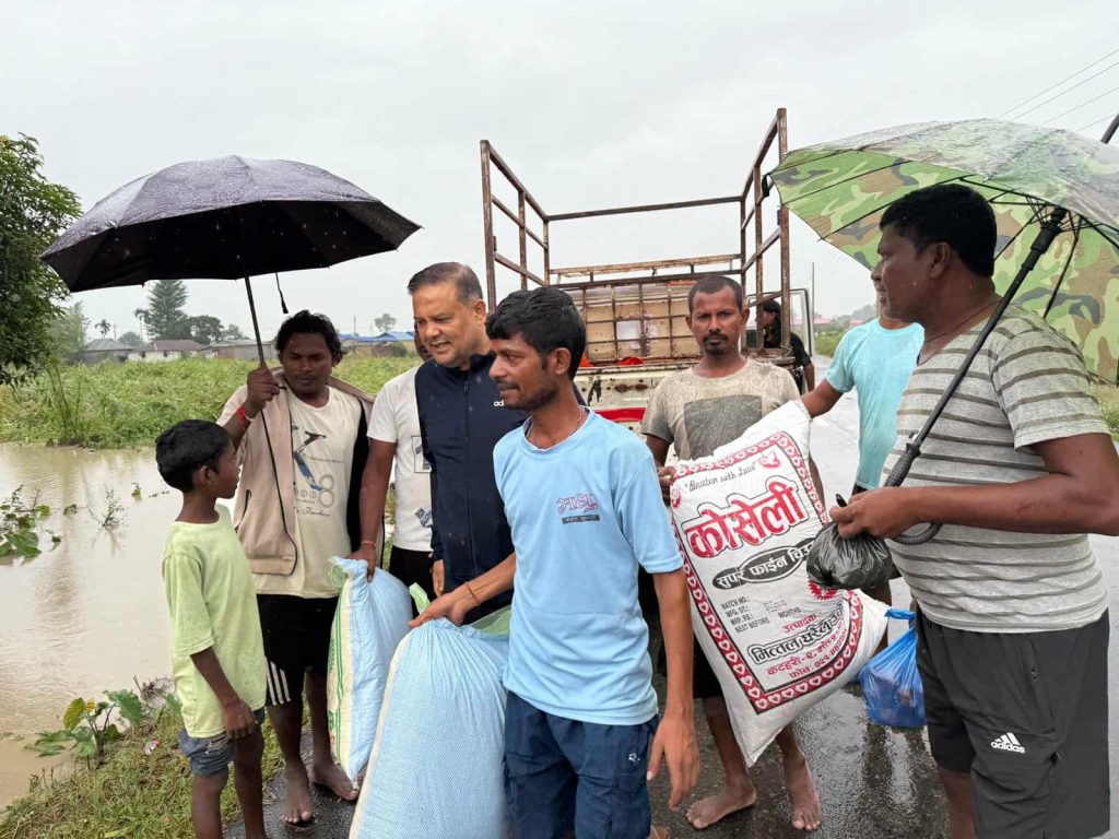 डुबान प्रभावितलाई चौहानद्वारा खाद्यान्न सहयोग