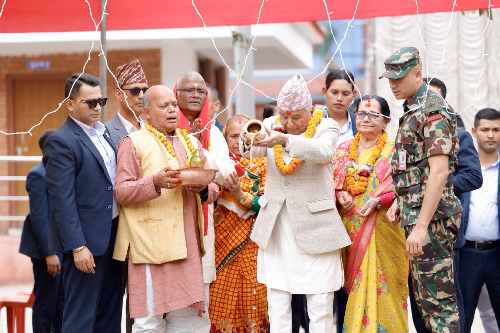 राष्ट्रपतिले गरे छठी माताको पूजा