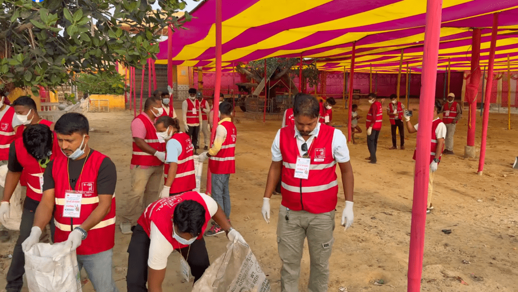 तिहारकै बिचमा जनसभालाई सम्बोधन गर्दै प्रचण्ड