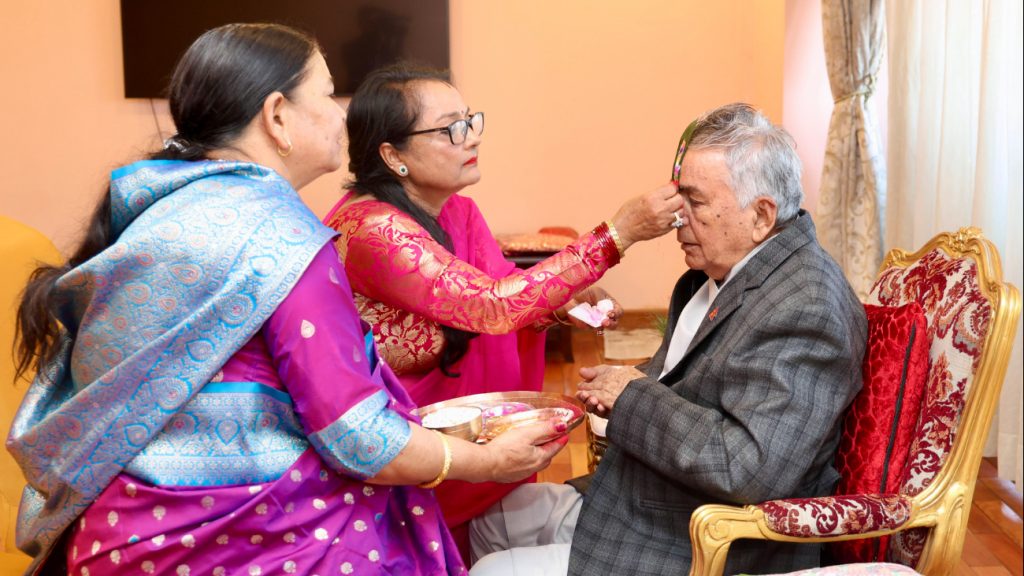 देशभर भाइटीका उल्लासपूर्वक मनाइँदै, राष्ट्रपति पौडेलले शुभ साइतमै लगाए टीका