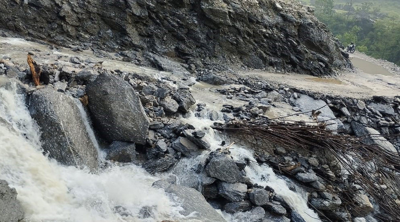 अविरल वर्षाले देशका मुख्य राजमार्गहरू अवरुद्ध