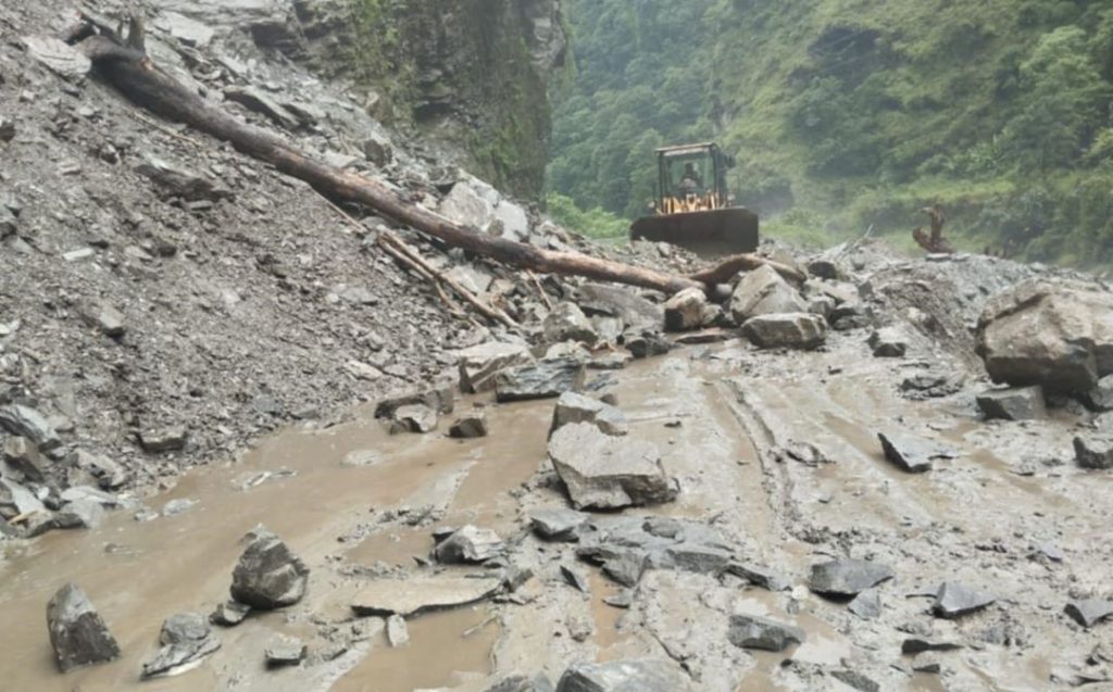 जोखिम रहेको भन्दै दुई दिन देशभरका राजमार्ग बन्द गर्न मौसमविद्हरूको सुझाव