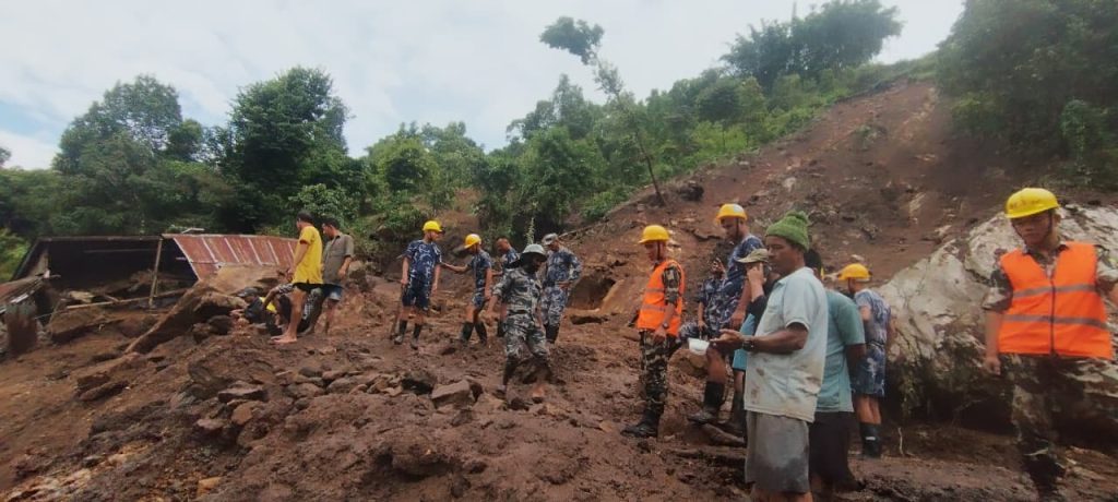 कोशी प्रदेशको पाँच जिल्लाका आठ सडक अझै अवरुद्ध, जनजीवन प्रभावित
