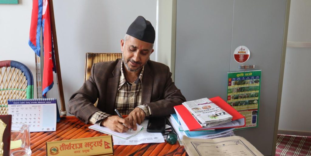 बाँसको कुर्सीबाटै ‘राष्ट्र’ खोज्दै मेयर