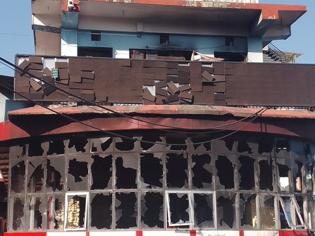 युद्ध संग्रहालय जस्तै ध्वंस सम्झाउने इटहरी उपमहानगर परिसर (फोटो फिचर)