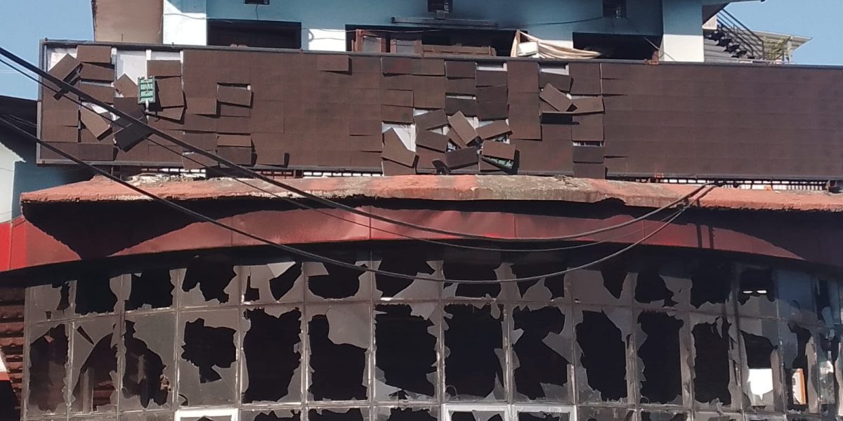 युद्ध संग्रहालय जस्तै ध्वंस सम्झाउने इटहरी उपमहानगर परिसर (फोटो फिचर)