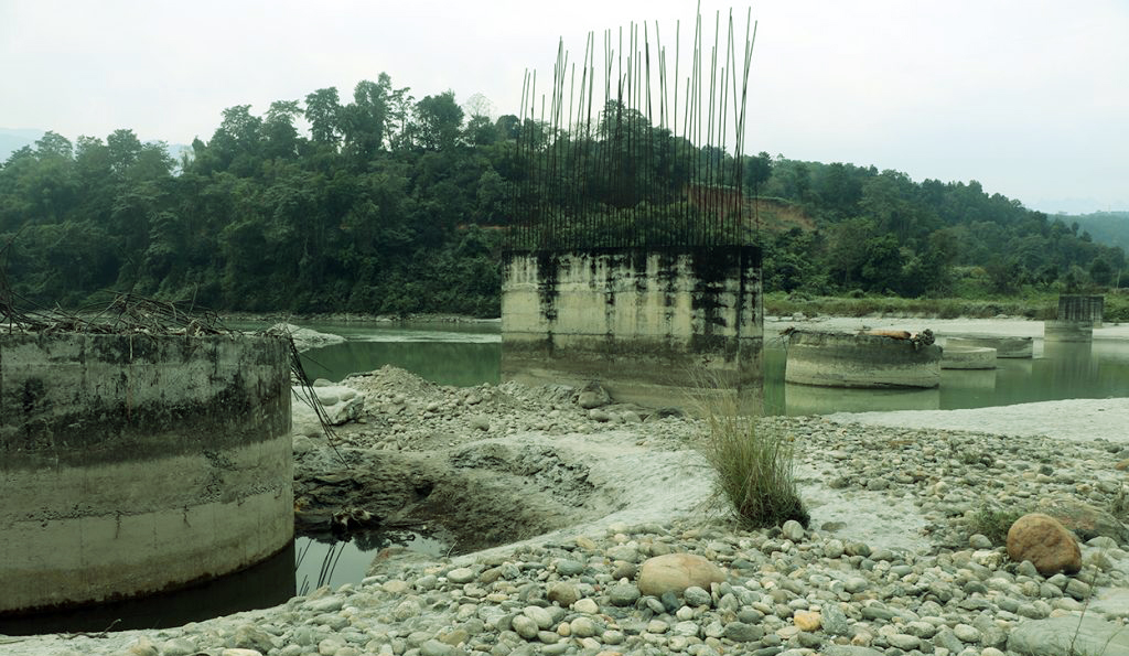 अरुण नदिको लम्सुवाघाट पक्की पुल १५ वर्षसम्म अलपत्र