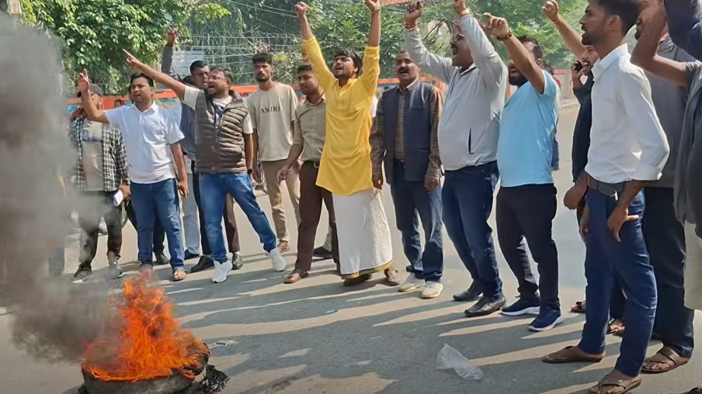 मुख्यमन्त्री यादवको शपथ ग्रहण विवादमा, कार्यालयमा तालाबन्दी