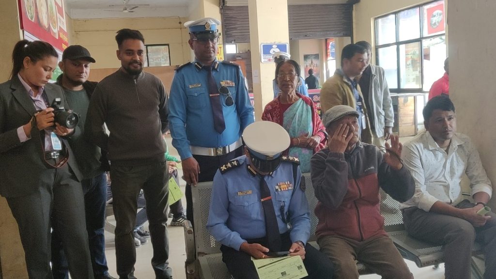 सडक सुरक्षामा ट्राफिकको चासो ,  चालकहरूको निःशुल्क आँखा जाँच