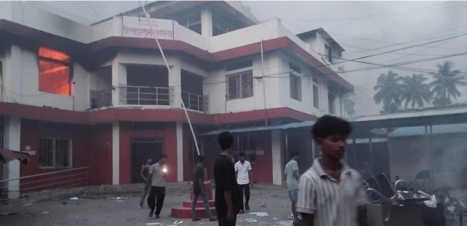 विराटनगरको सरकारी कार्यालयमा तोडफोड र आगजनी गरेको आरोपमा ५ पक्राउ