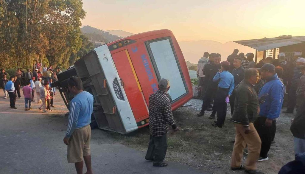 शैक्षिक भ्रमणबाट फर्किएका विद्यार्थी चढेको बस दुर्घटनामा २९ घाइते