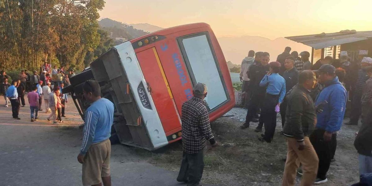 शैक्षिक भ्रमणबाट फर्किएका विद्यार्थी चढेको बस दुर्घटनामा २९ घाइते