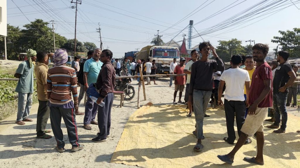 ६ वर्षमा २७ प्रतिशत मात्रै काम, हुलाकी राजमार्ग ठप्प पारेर स्थानीय आन्दोलित