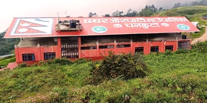 छथर जोरपाटीका अध्यक्ष र प्रमुख प्रशासकीय अधिकृतको कार्यकक्षमा तालाबन्दी