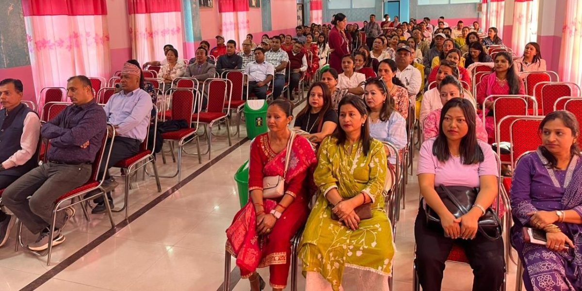 बालबालिकाको सर्वाङ्गीण विकासको लागि अभिभावकलाई काउन्सिलिङ गर्दै एभरेष्ट