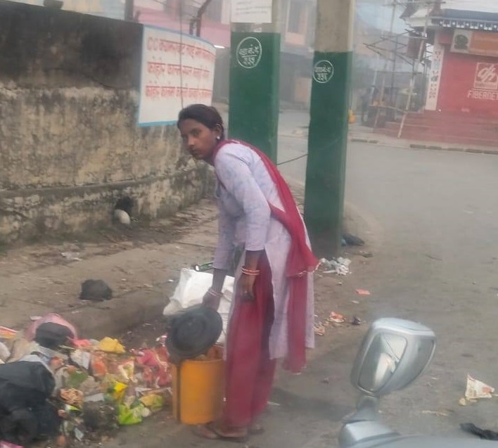 घरको फोहोर सार्वजनिक सडकमा फाल्नेको भिडियो र फोटो फेसबुकमा सार्वजनिक