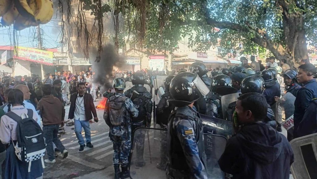 सिमरामा एमाले नेताहरुलाई आउन नदिने भन्दै अराजक प्रदर्शनपछि कर्फ्यु