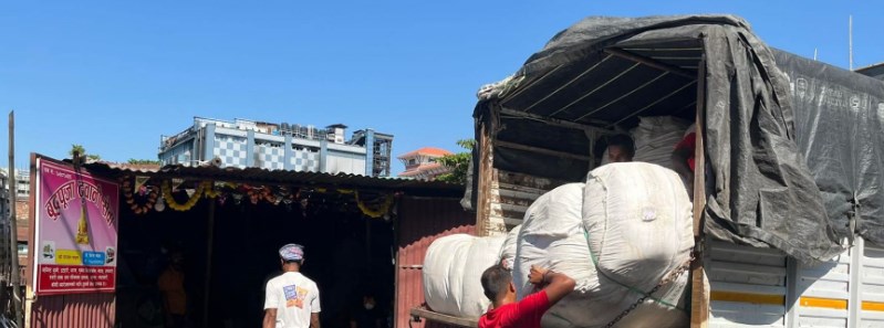 भन्सार परिसरबाटै तस्करी : बुद्धपूजा ढुवानी सेवाबाट ३४ पोका कपडा बरामद