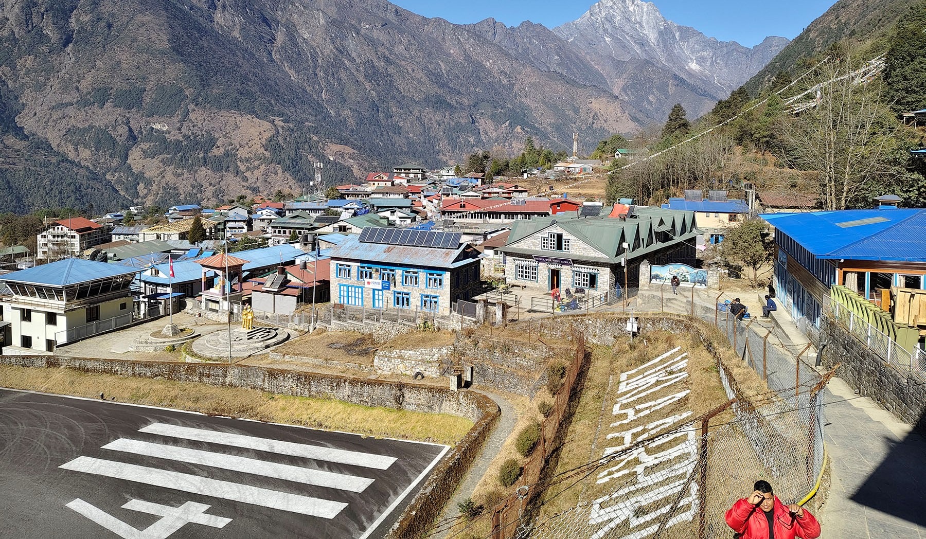 उडान नभएपछि लुक्ला र नाम्चेका होटलमा पर्यटक भरिभराउ