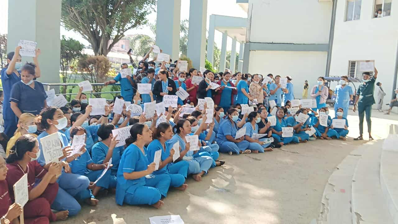 ‘धम्की र श्रम शोषण बन्द गर’ भन्दै नोबेल अस्पतालका स्वास्थ्यकर्मी आन्दोलनमा